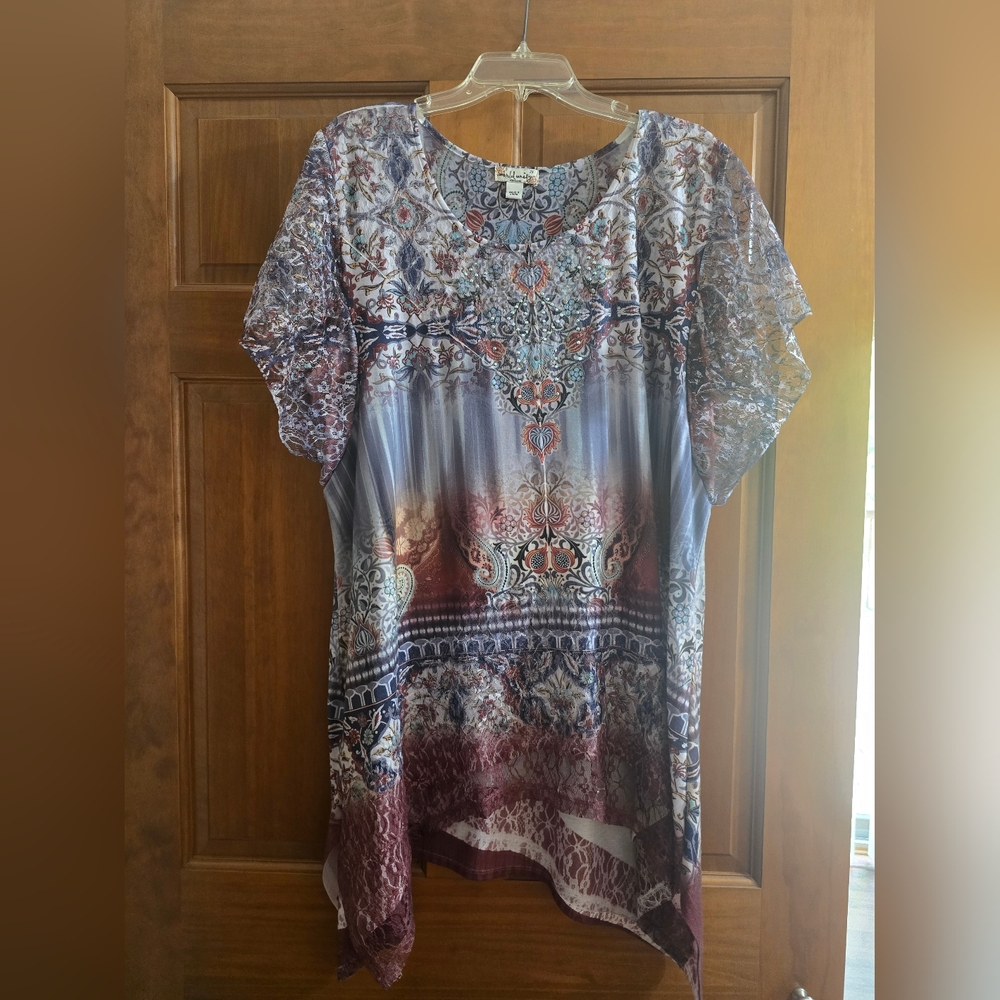 World Unity floral lace shark bite top. 